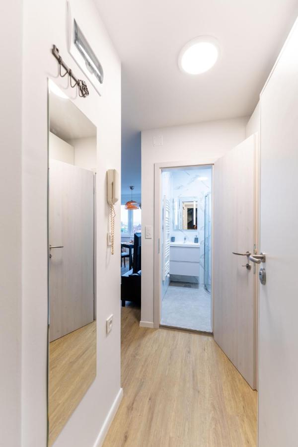Elegant Tour As Studio Gilly With Open Views And A Balcony In The Center 卢布尔雅那 外观 照片